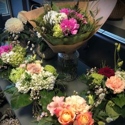 Diverse blomster i vaser